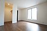 寝室：ご夫婦お二人のプライベートシーンを演出する寝室は、大容量のウォークインクローゼット付き。バルコニーに面しており、明るい陽射しが差し込みます。