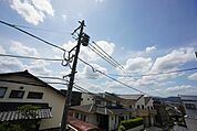 周りに高い建物がないので眺望良好です。南向きで、日当たりも良好。お洗濯物が良く乾きます。