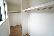 収納力豊富なウォークインクローゼット。洋服や小物などを1箇所にまとめて美しい収納を実現します。スーツケースのような大型の荷物も置けます＾＾
