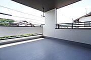 2階のインナーバルコニーは、テーブルセットを設置して気軽に外で朝食やお茶など楽しむセカンドリビングとしても利用できます。