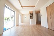 大きな窓のあるリビングは、陽光あふれる明るい空間です。居心地良く、ご家族皆がゆったり寛げる憩いの空間となりそうです。