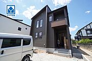 イオンモール筑紫野まで車4分(2ｋｍ)。シンプルでいつまでも飽きのこないデザインが周囲の環境に調和し、どんなご家族にもフィットするデザインです。