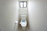 室内：温水洗浄機付トイレです。節水機能もあるので、安心して使えますね。小窓付きで換気する時に便利です＾＾