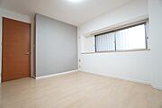 7帖。主寝室としてお使いいただけそうなこちらのお部屋は、日当たりが良く、爽やかな風を感じて起きる朝は、快適生活の始まりに。