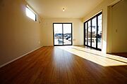 同仕様写真。大きな窓のあるリビングは、陽光あふれる明るい空間です。居心地良く、ご家族皆がゆったり寛げる憩いの空間となりそうです。