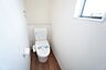 室内：1階2階の2ヶ所にトイレがありますので、忙しい朝にも家族に気を使わず、ゆとりが生まれますね＾＾ 小窓付きで換気する時に便利です＾＾