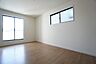 寝室：主寝室としてお使いいただけそうなこちらのお部屋は、日当たりが良く、爽やかな風を感じて起きる朝は、快適生活の始まりに。
