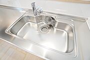 広々とした凸型シンクに洗剤ポケットを標準装備。大きなお鍋など洗いやすいです。