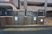 居住者専用ゴミステーション。お部屋をいつでもスッキリと保つための嬉しい設備です。 