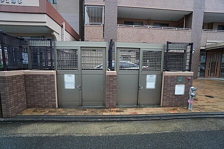 居住者専用ゴミステーション。お部屋をいつでもスッキリと保つための嬉しい設備です。