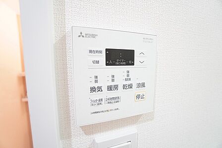雨の日の洗濯も安心できる浴室暖房乾燥機付き浴室。リモコンで操作もボタン1つで簡単。