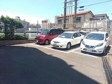 敷地内駐車場有^^(月額8000~11000円)お買い物帰りの荷物運びや雨の日の移動もしやすく、快適な暮らしをサポートします。