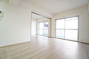大きな掃き出し窓のあるリビングは、陽光あふれる明るい空間です。ゆったりと寛げる憩いの場となりそうです。