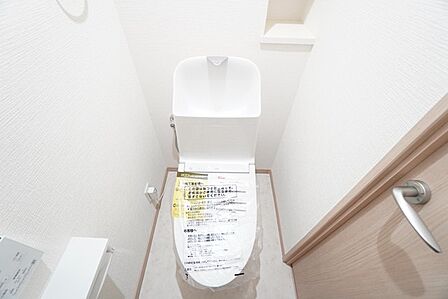 清潔感のある使い勝手の良いトイレで、毎日気持ちよくお使いいただけます。温水洗浄便座付きで、季節を問わず快適にご利用いただけます^^