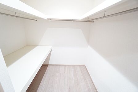 リビング横には大容量のハンガーパイプ付きウォークインクローゼット完備^^ お布団や大きな日用品もスッキリ収納出来ますね^^