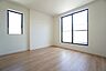 寝室：主寝室としてお使いいただけそうなこちらのお部屋は、日当たりが良く、爽やかな風を感じて起きる朝は、快適生活の始まりに。
