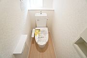 温水洗浄機付トイレです。節水機能もあるので、安心して使えますね。もちろん、1階2階の2ヶ所にトイレがあるので、忙しい朝にもゆとりができますね。