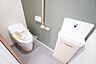 室内：温水洗浄機付トイレです。節水機能もあるので、安心して使えますね。もちろん、1階2階の2ヶ所にトイレがあるので、忙しい朝にもゆとりができますね。