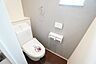 室内：1階2階の2ヶ所にトイレがありますので、忙しい朝にも家族に気を使わず、ゆとりが生まれますね＾＾ 小窓付きで換気する時に便利です＾＾