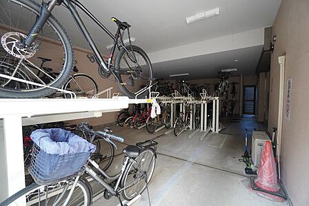 敷地内駐輪場有。通学や通勤に気軽に自転車を利用できます^^