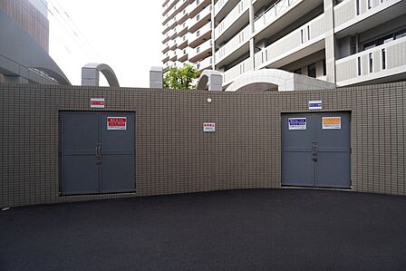 しっかりと扉の閉まるゴミ置き場。ゴミが散らかる心配もありません。