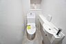 室内：温水洗浄機付トイレです。節水機能もあるので、安心して使えますね。清潔感のある使い勝手の良いトイレで、毎日気持ちよくお使いいただけます。手洗い付き。