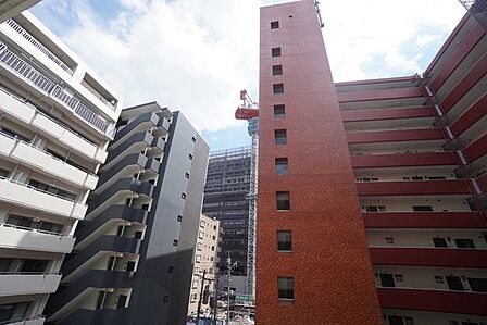 上空が大きく開けているため、青空がしっかりと見えます。建物間の隙間や上部から自然光が差し込みます^^