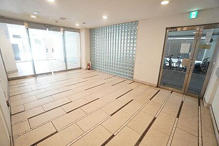 エントランス内に管理人室があると、不審者の侵入防止につながります。