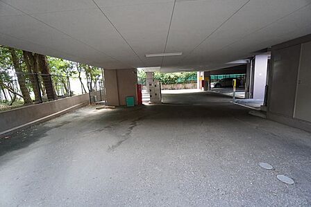 敷地内駐車場を利用可能＾＾買い物帰りの荷物運びや雨の日の乗り降りもスムーズで、毎日のカーライフを快適にサポートします。