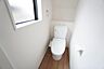 室内：温水洗浄機付トイレです。節水機能もあるので、安心して使えますね。もちろん、1階2階の2ヶ所にトイレがあるので、忙しい朝にもゆとりができますね。