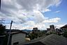 周辺：目の前に日差しを遮る建物がないので、日当たり＆風通し良好です＾＾心地よい自然の光や風を感じることができ、ほどよく開放感のある空間がつくれます。