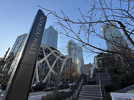 本物件から徒歩約4分の麻布台ヒルズ