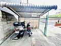 バイク置き場で...