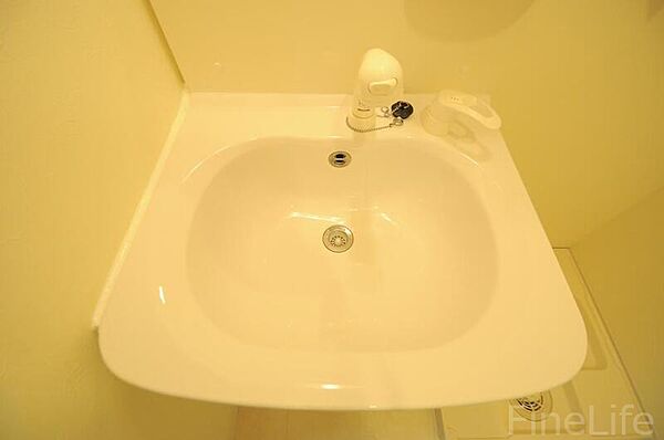 画像27:洗面台にはシャワーヘッドが付いているのでお手入れも簡単ですよ