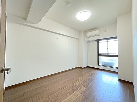 6.7帖 無駄のないシンプルな空間が広がり、住む人の感性に合わせて自由に彩りを添えられる落ち着いた佇まいです
