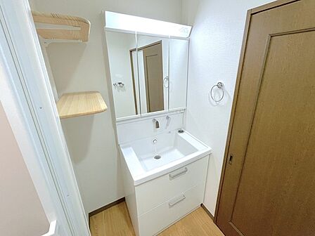 木の温もりを感じるナチュラルな内装に、整理整頓を叶えるリネン棚付の機能的な空間が広がります。清潔感と使い勝手を兼ね備えた、日々の暮らしに心地よく寄り添う丁寧な設えです