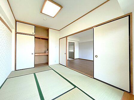 6帖の広さを確保した空間は、伝統的な素材の風合いが調和し、日々の生活に穏やかな安らぎと落ち着きをもたらす住まいの一部として、心身を静かに整えてくれる心地よい場所となっています
