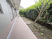 毎日の暮らしに癒しを与えてくれるお庭スペース。家の中に入れたくない荷物や道具を保管するスペースとしても活用できます。