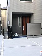 玄関につながる駐車スペースなので重い荷物の出し入れの負担を最小限に抑えられます。