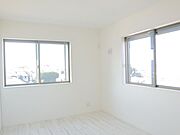 洋室6帖　窓から注がれる光で家族とのコミュニケーションも明るくなりそうな居室です。