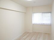 洋室5.4帖　日々の疲れを癒してくれる主寝室。自由度が高いので家具のレイアウトでお好みの空間を創りだせます。