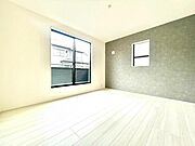 窓からたっぷりと陽光が注がれる、明るく快適なプライベート空間となっております。