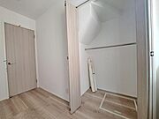 クローゼットには棚やハンガーパイプが備えられているので、大切なお洋服にしわを付けずにそのまましまうことが出来ます。