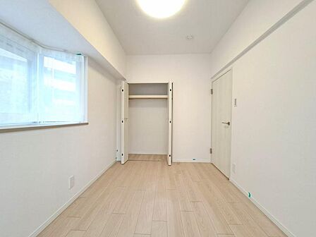 日々の疲れを癒してくれる主寝室。自由度が高いので家具のレイアウトでお好みの空間を創りだせます。
