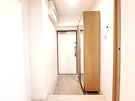 玄関のシューズクローゼットには鏡がついており玄関を広く見せつつ身だしなみを整えることができます。