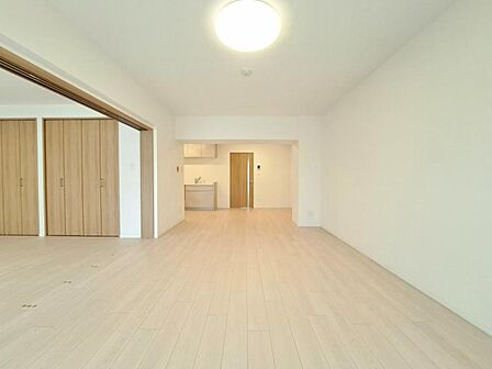 LDK18帖 落ち着きのあるリビングです。お友達が遊びに来た時にも使えますし、ちょっと疲れた時にお昼寝できるのも嬉しいですね。