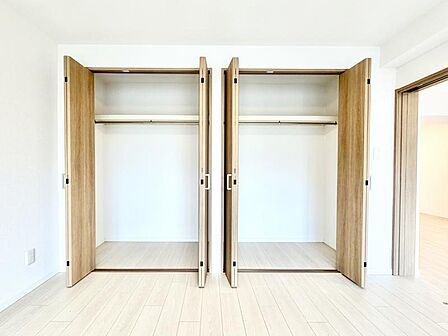 各居室にクローゼットがあり、洋服ダンスなどを置く必要がないのでお部屋を広く使えます。