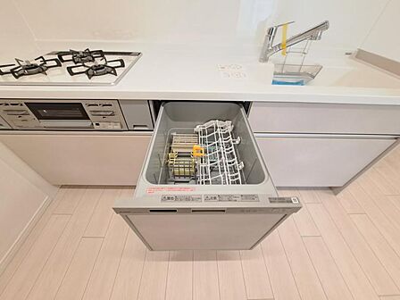 食器洗浄乾燥機 食器の後片付けに便利な食器洗浄乾燥機を標準装備。ビルトインタイプなので見た目もスッキリ、特に共働き世帯のご家族には必須品です。