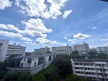 この街ならではの美しい風景と、ここから紡がれる物語が始まります。