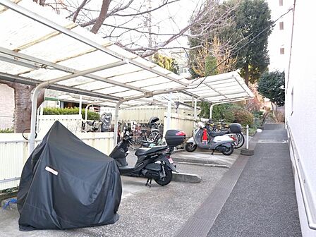 屋根がついた駐輪場、自転車も濡れにくいです。(2026.3.9撮影)